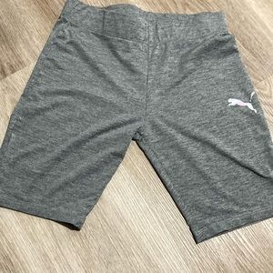 grey shorts